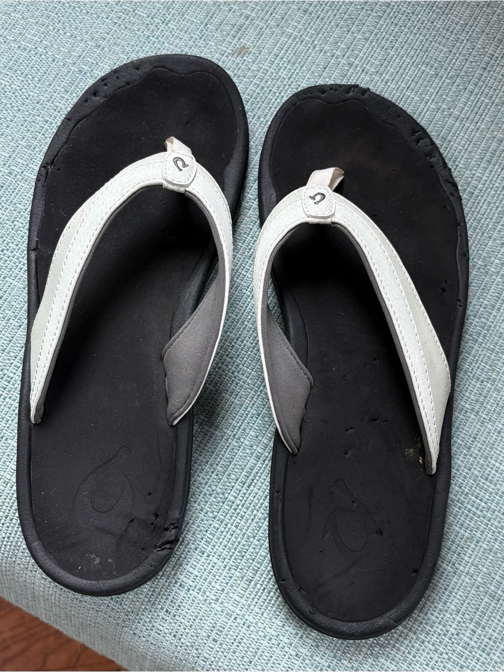 OluKai 'Ohana Women's Water-Friendly Flip Flops - White / Black Sz 9
